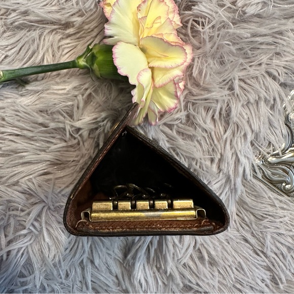 🌹 REPOSH • Vintage Louis Vuitton Dark Brown Signature Monogram Key Holder - Picture 10 of 16